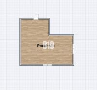 Investičná príležitosť - Dom s bývalou prevádzkou - Podkrovie s podlahou s dreveným dekorom v rodinnom dome, miestnosť tvaru L.
