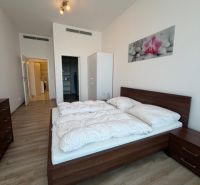 3 Izbový byt na Námestí Slobody v stave FIVE STAR na prenájom - Spálňa s podlahou s dreveným dekorom a posteľou v 3-izbovom byte.