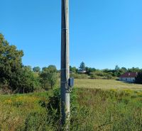 32 á pozemok v tichej časti obce Nové Sady,vhodný aj pre Developera. - Telefónny stĺp na pozemku pre bývanie na Hlavnej ulici, Ceroviny, obklopený prírodou.