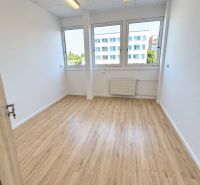 PRENÁJOM KANCELÁRIE 13,5 m² – KOMÁRNO, ZÁHRADNÍCKA ULICA - Kancelária s podlahou s dreveným dekorom, interiér s veľkými oknami a stropným osvetlením.