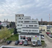 PRENÁJOM KANCELÁRIE 13,5 m² – KOMÁRNO, ZÁHRADNÍCKA ULICA - Kancelárska budova na Záhradníckej ulici v Komárne s parkoviskom a zeleňou.