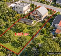 Dom s potenciálom a veľkou záhradou – Dubnica nad Váhom PREJTA 1050m2 - Letecký pohľad na rodinný dom s pozemkom 1051 m² na Družstevnej v Dubnici nad Váhom.