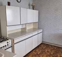Dom s potenciálom a veľkou záhradou – Dubnica nad Váhom PREJTA 1050m2 - Kuchyňa v rodinnom dome s plynovým sporákom a podlahou s dreveným dekorom.