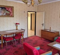 Dom s potenciálom a veľkou záhradou – Dubnica nad Váhom PREJTA 1050m2 - Obývacia izba s kvetinovým dekorom v rodinnom dome, červené kreslá, vzorovaný koberec.