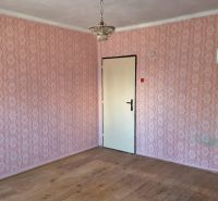 Dom s potenciálom a veľkou záhradou – Dubnica nad Váhom PREJTA 1050m2 - Interiér v rodinnom dome s tapetami a podlahou s dreveným dekorom.