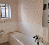 Dom s potenciálom a veľkou záhradou – Dubnica nad Váhom PREJTA 1050m2 - Kúpeľňa v rodinnom dome s vaňou, umývadlom a plynovým bojlerom.