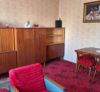 Dom s potenciálom a veľkou záhradou – Dubnica nad Váhom PREJTA 1050m2 - Obývacia izba rodinného domu s retro nábytkom, červeným kobercom a tapetovanými stenami.
