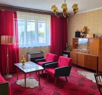 Dom s potenciálom a veľkou záhradou – Dubnica nad Váhom PREJTA 1050m2 - Obývacia izba v rodinnom dome s červenými závesmi a vintage nábytkom.