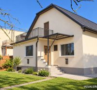 Dom s potenciálom a veľkou záhradou – Dubnica nad Váhom PREJTA 1050m2 - Rodinný dom na Družstevnej ulici v Dubnici nad Váhom obklopený udržiavanou záhradou.