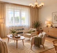 Dom s potenciálom a veľkou záhradou – Dubnica nad Váhom PREJTA 1050m2 - Obývacia izba s podlahou s dreveným dekorom v rodinnom dome. Elegantný nábytok a dekorácie.