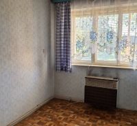 Dom s potenciálom a veľkou záhradou – Dubnica nad Váhom PREJTA 1050m2 - Interiér rodinného domu s tapetami, záclonami a podlahou s dreveným dekorom.