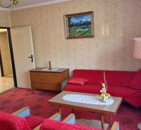 Dom s potenciálom a veľkou záhradou – Dubnica nad Váhom PREJTA 1050m2 - Obývacia izba v rodinnom dome s červeným kobercom a retro nábytkom.