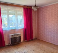 Dom s potenciálom a veľkou záhradou – Dubnica nad Váhom PREJTA 1050m2 - Izba v rodinnom dome s tapetami, červenými závesmi a podlahou s dreveným dekorom.