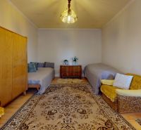 5 IZB. RODINNÝ DOM S ROZĽAHLÝM POZEMKOM 2 751 m² – NADLICE - Obývacia izba v rodinnom dome s mäkkým kobercom, skriňou a dvoma pohovkami.