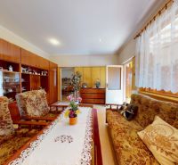5 IZB. RODINNÝ DOM S ROZĽAHLÝM POZEMKOM 2 751 m² – NADLICE - Obývacia izba v Rodinnom dome s klasickým nábytkom a vzorovanou sedačkou.