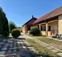 5 IZB. RODINNÝ DOM S ROZĽAHLÝM POZEMKOM 2 751 m² – NADLICE - Rodinný dom v Nadliciach so stromami a spevnenými plochami na upravenom dvore.