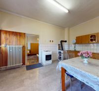 5 IZB. RODINNÝ DOM S ROZĽAHLÝM POZEMKOM 2 751 m² – NADLICE - Kuchyňa s jedálenským stolom v rodinnom dome s dreveným dekorom na podlahe.