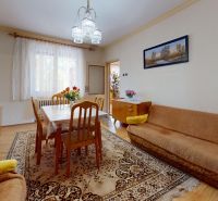 5 IZB. RODINNÝ DOM S ROZĽAHLÝM POZEMKOM 2 751 m² – NADLICE - Jedáleň v rodinnom dome s dreveným dekórom a kvetmi na stole.