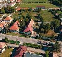 5 IZB. RODINNÝ DOM S ROZĽAHLÝM POZEMKOM 2 751 m² – NADLICE - Letecký pohľad na rodinné domy v Nadliciach obklopené zeleňou a verejnými priestormi.