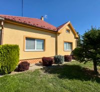 5 IZB. RODINNÝ DOM S ROZĽAHLÝM POZEMKOM 2 751 m² – NADLICE - Rodinný dom v Nadliciach s udržiavanou záhradou a žltou fasádou.