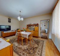 5 IZB. RODINNÝ DOM S ROZĽAHLÝM POZEMKOM 2 751 m² – NADLICE - Jedáleň v rodinnom dome s dreveným dekorom podlahy a kvetinovou výzdobou.