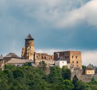 Moderný 2-izbový byt, Stará Ľubovňa, Tatranská ul. - Zrúcanina hradu s lesmi v pozadí, ideálna scenéria pre život na ulici Tatranská.