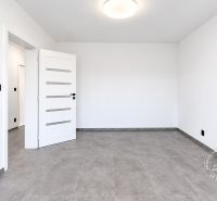 Moderný 2-izbový byt, Stará Ľubovňa, Tatranská ul. - Prázdna izba v 2-izbovom byte s keramickou podlahou a bielymi stenami.