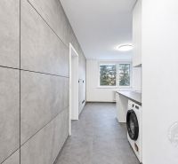 Moderný 2-izbový byt, Stará Ľubovňa, Tatranská ul. - Kuchyňa v 2-izbovom byte s dlažbou a výhľadom cez veľké okno.