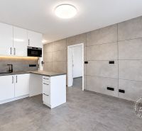 Moderný 2-izbový byt, Stará Ľubovňa, Tatranská ul. - Kuchyňa v 2-izbovom byte s bielou linkou a šedým obkladom.