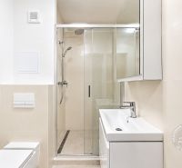 Moderný 2-izbový byt, Stará Ľubovňa, Tatranská ul. - Kúpeľňa v 2-izbovom byte s toaletou, sprchovacím kútom a umývadlom s úložným priestorom.