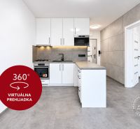Moderný 2-izbový byt, Stará Ľubovňa, Tatranská ul. - Kuchyňa v 2-izbovom byte s bielymi skrinkami a šedou podlahou.