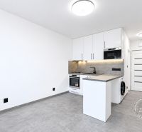 Moderný 2-izbový byt, Stará Ľubovňa, Tatranská ul. - Kuchyňa v 2-izbovom byte s bielymi skrinkami, sivou podlahou a spotrebičmi.