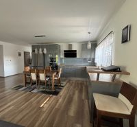 ** NOVOSTAVBA S KRBOM ** 4 izb. RD, ÚP 130m2, pozemok 584m2 – FIGOVÁ - Kuchyňa v rodinnom dome s podlahou s dreveným dekorom a jedálenským stolom.