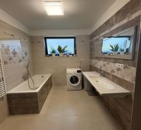 ** NOVOSTAVBA S KRBOM ** 4 izb. RD, ÚP 130m2, pozemok 584m2 – FIGOVÁ - Kúpeľňa v rodinnom dome so sprchou, vaňou, pračkou a zrkadlom na dlaždiciach.