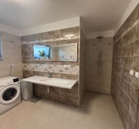 ** NOVOSTAVBA S KRBOM ** 4 izb. RD, ÚP 130m2, pozemok 584m2 – FIGOVÁ - Kúpeľňa v rodinnom dome s práčkou, svetlým obkladom a sprchovým kútom.