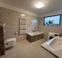 ** NOVOSTAVBA S KRBOM ** 4 izb. RD, ÚP 130m2, pozemok 584m2 – FIGOVÁ - Kúpeľňa v rodinnom dome s vaňou, umývadlom a práčkou, v jemných béžových tónoch.