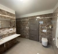 ** NOVOSTAVBA S KRBOM ** 4 izb. RD, ÚP 130m2, pozemok 584m2 – FIGOVÁ - Kúpeľňa v rodinnom dome s veľkým zrkadlom a kachličkami s mramorovým vzorom.