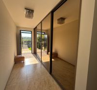 ** NOVOSTAVBA S KRBOM ** 4 izb. RD, ÚP 130m2, pozemok 584m2 – FIGOVÁ - Chodba v rodinnom dome s veľkým zrkadlom, dlažbou a lusterom.