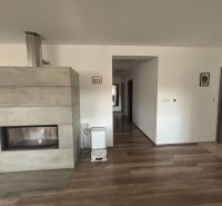 ** NOVOSTAVBA S KRBOM ** 4 izb. RD, ÚP 130m2, pozemok 584m2 – FIGOVÁ - Krb v rodinnom dome s podlahou s dreveným dekorom a svetlými stenami.
