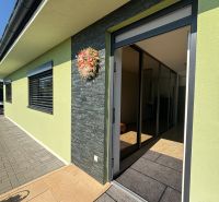 ** NOVOSTAVBA S KRBOM ** 4 izb. RD, ÚP 130m2, pozemok 584m2 – FIGOVÁ - Vstupné dvere rodinného domu na Figovej ulici v Bernolákove so zdobeným vencom.