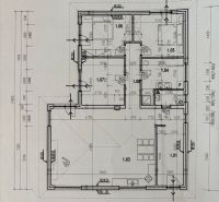 ** NOVOSTAVBA S KRBOM ** 4 izb. RD, ÚP 130m2, pozemok 584m2 – FIGOVÁ - Pôdorys prízemia rodinného domu so zónami kuchyňa, obývačka a spálne.