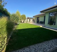 ** NOVOSTAVBA S KRBOM ** 4 izb. RD, ÚP 130m2, pozemok 584m2 – FIGOVÁ - Záhrada pri rodinnom dome na Figovej ulici v Bernolákove s trávnikom a terasou.
