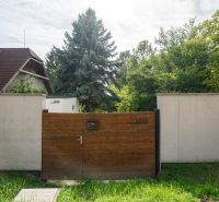 I Pozemok s chatou v Devíne, pokoj a príroda na dosah - Vstupná drevená brána na Rekreačných pozemkoch v Bratislave - Devíne, Devínska cesta.