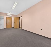 Prenájom 36m2 kancelárie | ul. Brnianska | Trenčín - V kancelárii je umývadlo, dvoje dvere a svetlé steny.