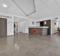 Prenájom 36m2 kancelárie | ul. Brnianska | Trenčín - Recepcia v kanceláriách s kachličkovou podlahou a minimalistickým dekorom.
