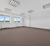 Prenájom 36m2 kancelárie | ul. Brnianska | Trenčín - Priestranné kancelárie s oknami a bielymi stenami, vhodné pre pracovné prostredie.