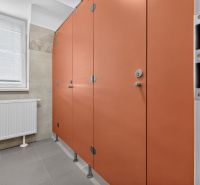 Prenájom 37m2 kancelárie | ul. Brnianska | Trenčín - Oranžové kabínky s dvierkami na verejných toaletách v kanceláriách.