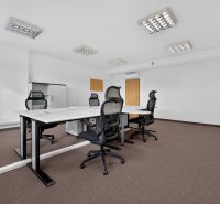 Prenájom 37m2 kancelárie | ul. Brnianska | Trenčín - Kancelárie s konferenčným stolom, ergonomickými stoličkami a úložnými skriňami.
