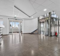 Prenájom 37m2 kancelárie | ul. Brnianska | Trenčín - Interiér kancelárií s výťahom a vstupnými dverami, podlaha s dreveným dekorom.