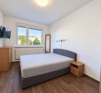 Rodinný alebo investičný 4-izbový byt, 89 m² - Spálňa v 4-izbovom byte s podlahou s dreveným dekorom a veľkým oknom.